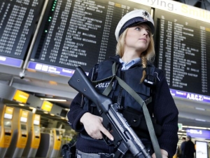 Ένοπλη αστυνομικός φρουρός στο αεροδρόμιο της Φρανκφούρτης, αμέσως μετά το τελευταίο χτύπημα των τζιχαντιστών τρομοκρατών στις Βρυξέλλες, τον περασμένο Μάρτιο.