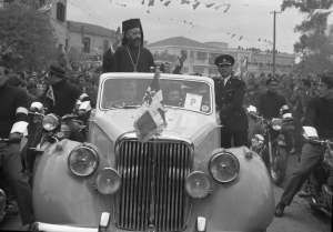 2 Μαρτίου 1959, Λευκωσία. Ο Μακάριος επιστρέφει στην ανεξάρτητη Κύπρο την επομένη της συνομολόγησης των Συμφωνιών Ζυρίχης και Λονδίνου. Τον επόμενο Δεκέμβριο θα γίνονταν οι πρώτες εκλογές. Ωστόσο, η ανεξαρτησία αντιμετωπίστηκε εξαρχής ως σταθμός για συνέχιση του αγώνα για την Ένωση με ειρηνικά μέσα. Και έτσι άρχισε να βαθαίνει η εθνοτική διαφορά στην Κύπρο, που υπήρξε η πηγή της κακοδαιμονίας του νησιού τα επόμενα χρόνια.  