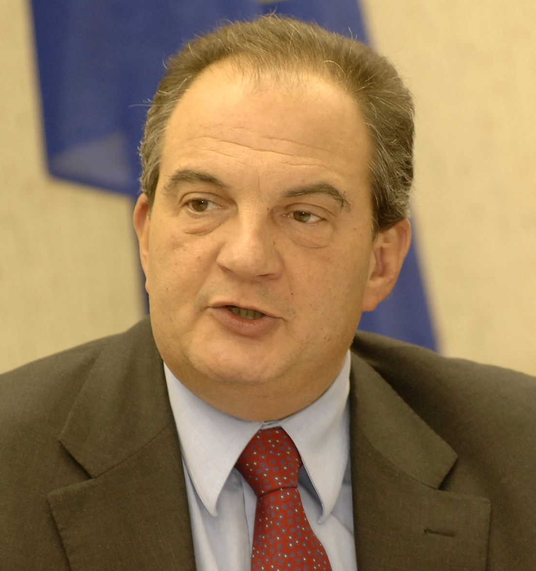 Κώστας Καραμανλής. Η παρουσία του συμβάλλει στην ολοκλήρωση του τοπίου ενός παρακμιακού θιάσου. Κώστας Καραμανλής. Η παρουσία του συμβάλλει στην ολοκλήρωση του τοπίου ενός παρακμιακού θιάσου.