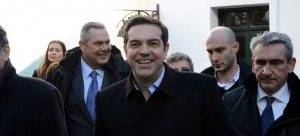 Νίσυρος, 13 Δεκεμβρίου 2016. Ο πρωθυπουργός Αλέξης Τσίπρας ακολουθούμενος από τοπικούς παράγοντες και τον υπουργό Άμυνας Πάνο Καμμένο.