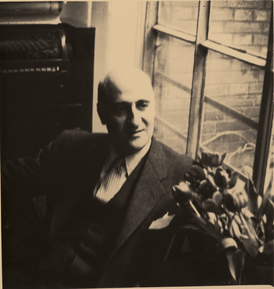 &Omicron; &Gamma;&iota;ώ&rho;&gamma;&omicron;&sigmaf; &Theta;&epsilon;&omicron;&tau;&omicron;&kappa;ά&sigmaf;. &Tau;&omicron; 1930, &lambda;ί&gamma;&omicron; &pi;&rho;&iota;&nu; &alpha;&pi;ό &tau;&eta; &chi;&rho;&epsilon;&omicron;&kappa;&omicron;&pi;ί&alpha; &tau;&eta;&sigmaf; &chi;ώ&rho;&alpha;&sigmaf; &tau;&omicron;&upsilon; 1932, &pi;&rho;&omicron;&epsilon;&iota;&delta;&omicron;&pi;&omicron;&iota;&omicron;ύ&sigma;&epsilon;: &laquo;&delta;ί&pi;&lambda;&alpha; &sigma;&rsquo; &alpha;&upsilon;&tau;ή&nu; &tau;&eta; &theta;&omicron;&rho;&upsilon;&beta;ώ&delta;&eta; &omicron;&iota;&kappa;&omicron;&gamma;έ&nu;&epsilon;&iota;&alpha; &tau;&omicron;&upsilon; &alpha;&rho;&iota;&beta;&iota;&sigma;&mu;&omicron;ύ, &eta; &omicron;&iota;&kappa;&omicron;&gamma;έ&nu;&epsilon;&iota;&alpha; &tau;&omicron;&upsilon; &phi;&alpha;&nu;&alpha;&tau;&iota;&sigma;&mu;&omicron;ύ &sigma;&upsilon;&gamma;&kappa;&epsilon;&nu;&tau;&rho;ώ&nu;&epsilon;&iota; &psi;ύ&chi;&rho;&alpha;&iota;&mu;&alpha; &tau;&iota;&sigmaf; &delta;&upsilon;&nu;ά&mu;&epsilon;&iota;&sigmaf; &tau;&eta;&sigmaf; &kappa;&alpha;&iota; &pi;&rho;&omicron;&epsilon;&tau;&omicron;&iota;&mu;ά&zeta;&epsilon;&iota; ά&lambda;&lambda;&omicron;&upsilon; &epsilon;ί&delta;&omicron;&upsilon;&sigmaf; &alpha;&gamma;ώ&nu;&epsilon;&sigmaf;&raquo;.  &Omicron;&iota; &epsilon;&pi;&omicron;&chi;έ&sigmaf; &mu;&omicron;&iota;ά&zeta;&omicron;&upsilon;&nu;.