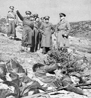 1949, Γράμμος. Αξιωματικοί του Ελληνικού Στρατού και των συμμαχικών δυνάμεων επιθεωρούν περιοχή, μπροστά σε πτώματα μαχητών του Δημοκρατικού Στρατού Ελλάδας. Με τους στρατιωτικούς, δεξιά, εικονίζεται ο αμερικανός στρατηγός Βαν Φλιτ και πλάι του ο στρατηγός Θρασύβουλος Τσακαλώτος. Η φωτογραφία προέρχεται από το βιβλίο του Charles R. Shrader, The Withered Vine. Logistics and the Communist Insurgency in Greece, 1945-1949, Praeger, 1999. 