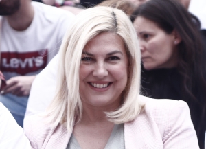 Η συντρόφισσα Θρασκιά σε κομματική εκδήλωση του ΣΥΡΙΖΑ: η νέα φάση είναι η Αριστερά των σελέμπριτι.