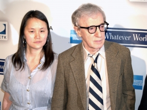 Ο Γούντι Άλλεν με την κατά πολλές δεκαετίες μικρότερη σύζυγό του, Σουν Γι Πρέβιν στο κινηματογραφικό Φεστιβάλ της Τραϊμπέκα, το 2009. 