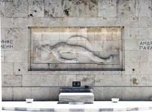 Το μνημείο του Άγνωστου Στρατιώτη, στο Σύνταγμα.