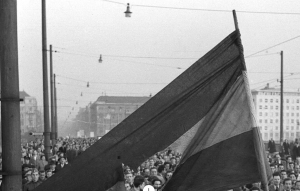 24 &Omicron;&kappa;&tau;&omega;&beta;&rho;ί&omicron;&upsilon; 1956, &lambda;&epsilon;&omega;&phi;ό&rho;&omicron;&sigmaf; &Lambda;έ&nu;&iota;&nu; &tau;&eta;&sigmaf; &Beta;&omicron;&upsilon;&delta;&alpha;&pi;έ&sigma;&tau;&eta;&sigmaf;, &sigma;&eta;&mu;&epsilon;&rho;&iota;&nu;ή T&epsilon;&rho;έ&zeta; &Kappa;&epsilon;&rho;&omicron;ύ&tau;. &Pi;&omicron;&lambda;ί&tau;&epsilon;&sigmaf; &pi;&omicron;&upsilon; &tau;&omicron;&upsilon;&sigmaf; &kappa;&alpha;&tau;έ&gamma;&rho;&alpha;&psi;&epsilon; &mu;&epsilon; &tau;&omicron; &phi;&alpha;&kappa;ό &tau;&omicron;&upsilon; &omicron; &Gamma;&iota;&omicron;ύ&lambda;&alpha; &Nu;ά&gamma;&kappa;&iota; &delta;&iota;&alpha;&delta;&eta;&lambda;ώ&nu;&omicron;&upsilon;&nu; &kappa;&alpha;&tau;ά &tau;&eta;&sigmaf; &sigma;&omicron;&beta;&iota;&epsilon;&tau;&iota;&kappa;ή&sigmaf; &epsilon;&xi;&omicron;&upsilon;&sigma;ί&alpha;&sigmaf;. &Eta; &sigma;&eta;&mu;&alpha;ί&alpha; &tau;&eta;&sigmaf; &Omicron;&upsilon;&gamma;&gamma;&alpha;&rho;ί&alpha;&sigmaf; &alpha;&nu;&epsilon;&mu;ί&zeta;&epsilon;&iota; &mu;&epsilon; &mu;&iota;&alpha; &tau;&rho;ύ&pi;&alpha; &sigma;&tau;&omicron; &kappa;έ&nu;&tau;&rho;&omicron;, &alpha;&pi;&rsquo; ό&pi;&omicron;&upsilon; έ&chi;&epsilon;&iota; &alpha;&phi;&alpha;&iota;&rho;&epsilon;&theta;&epsilon;ί &tau;&omicron; &sigma;&phi;&upsilon;&rho;&omicron;&delta;&rho;έ&pi;&alpha;&nu;&omicron;. &Eta; &epsilon;&pi;&alpha;&nu;ά&sigma;&tau;&alpha;&sigma;&eta;, &lambda;ί&gamma;&epsilon;&sigmaf; &mu;έ&rho;&epsilon;&sigmaf; &mu;&epsilon;&tau;ά, &kappa;&alpha;&tau;&epsilon;&sigma;&tau;ά&lambda;&eta; &alpha;&pi;ό &tau;&alpha; &sigma;&omicron;&beta;&iota;&epsilon;&tau;&iota;&kappa;ά &tau;&alpha;&nu;&kappa;&sigmaf; &pi;&omicron;&upsilon; &epsilon;&iota;&sigma;έ&beta;&alpha;&lambda;&alpha;&nu; &sigma;&tau;&eta; &chi;ώ&rho;&alpha;.  Gyula Nagy