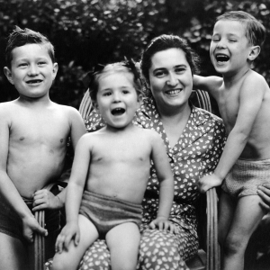 Η γαλλίδα ψυχαναλύτρια Φρανσουά Ντολτό (1908-1988) με τα παιδιά της Ζαν-Κρισοστόμ (ο μελλοντικός τραγουδιστής Καρλός) (αριστερά), Κατρίν (στη μέση) και Γκρεγκουάρ (δεξιά).