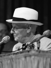 Ο Ισαάκ Μπάσεβιτς Σίνγκερ (1904-1991) στο Μαϊάμι το 1988.  