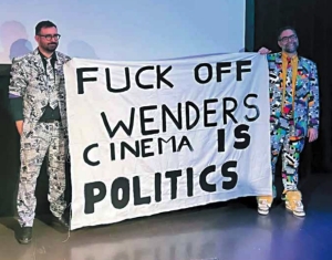 &Omicron; &kappa;&iota;&nu;&eta;&mu;&alpha;&tau;&omicron;&gamma;&rho;ά&phi;&omicron;&sigmaf; &kappa;&alpha;&iota; &eta; &pi;&omicron;&lambda;&iota;&tau;&iota;&kappa;ή