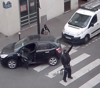 7 Ιανουαρίου 2015. Οι γάλλοι τζιχαντιστές τρομοκράτες Σαΐντ και Σερίφ Κουασί εισβάλλουν στα γραφεία του Charlie Hebdo, όπου δολοφόνησαν συνολικά 11 άτομα. Η τρομοκρατική δράση φανατικών ισλαμιστών στην καρδιά του δυτικού κόσμου απασχολεί σοβαρά τις κυβερνήσεις.