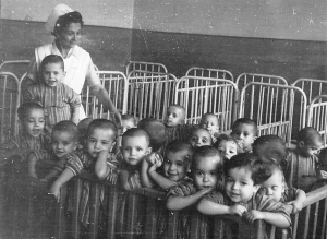 Βρέφη στο Βρεφοκομείο Θεσσαλονίκης (το μοναδικό Δημοτικό Βρεφοκομείο στην Ελλάδα) τη δεκαετία του 1950 