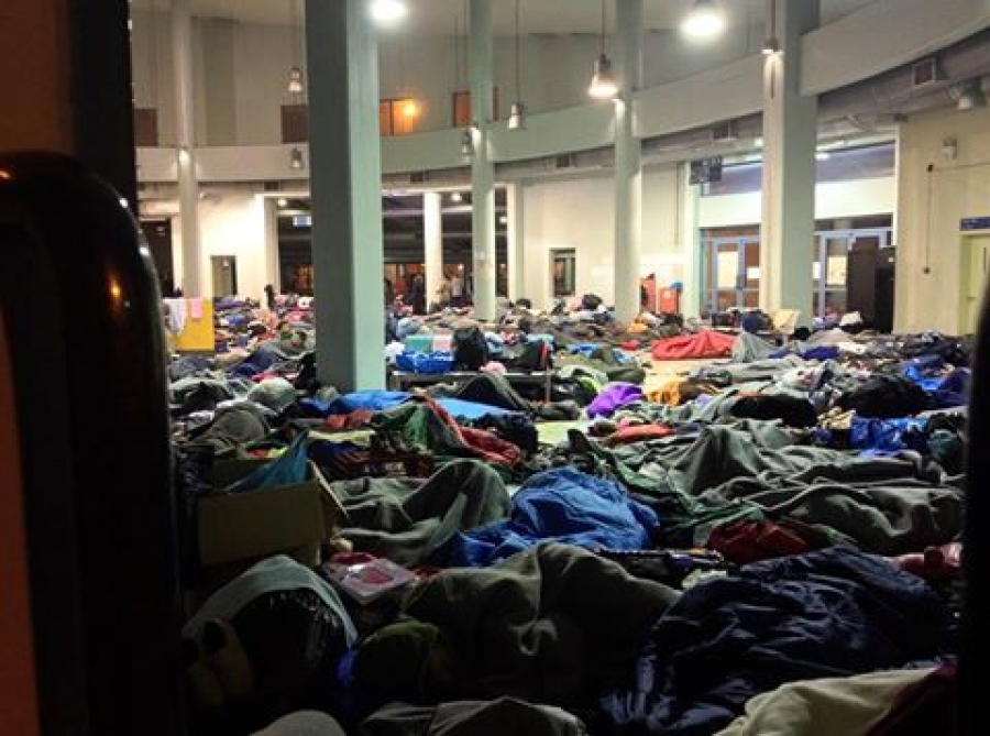 28 Φεβρουαρίου 2016, Ε1 πύλη του λιμανιού του Πειραιά. Το ένα τρίτο των προσφύγων που κοιμούνται μόνο σε έναν χώρο. Η ανθρωπιστική καταστροφή είναι εδώ.