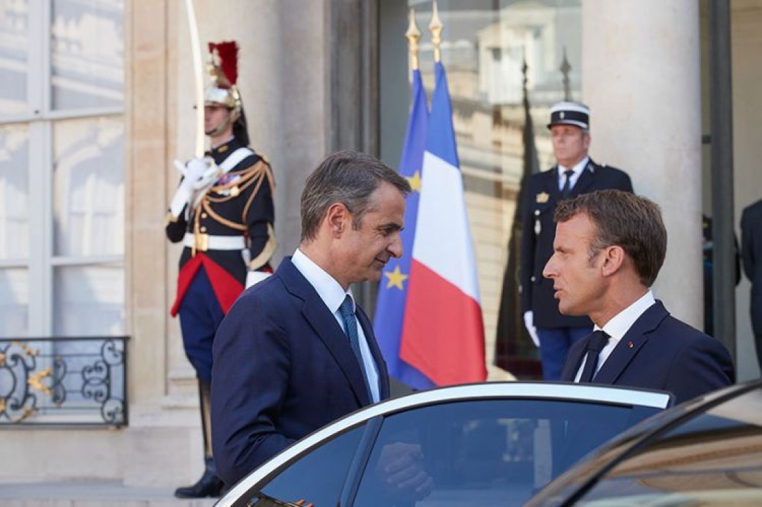 Ο έλληνας πρωθυπουργός Κυριάκος Μητσοτάκης και ο γάλλος πρόεδρος Εμμανουέλ Μακρόν. Η συμφωνία τους μπορεί να ανοίξει το δρόμο για τη δημιουργία κοινής ευρωπαϊκής πολιτικής για την άμυνα.