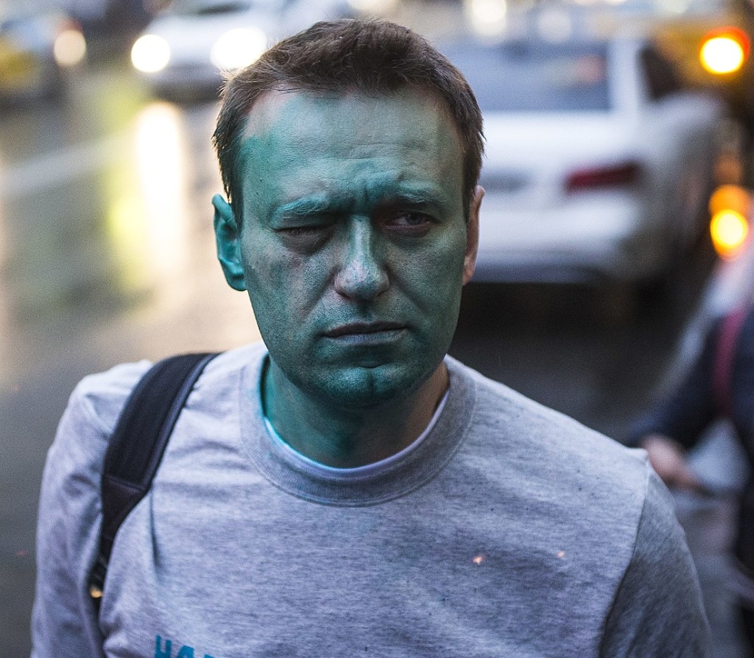 O Αλεξέι Ναβάλνι, ηγέτης της ρωσικής αντιπολίτευσης που σήμερα, έπειτα από απόπειρα δολοφονίας του με δηλητήριο, βρίσκεται στη φυλακή, σε μια φωτογραφία του 2017, όταν είχε υποστεί επίθεση με χρώμα. 