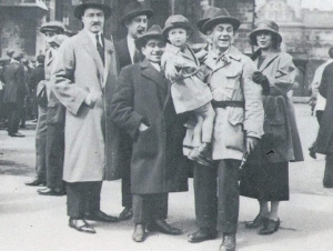 O Αντόνιο Γκράμσι με τον Βικτόρ Σερζ και φίλους στη Βιέννη, πιθανότατα το 1923. Ίσως η μόνη φωτογραφία που δείχνει τον Γκράμσι να χαμογελά. 