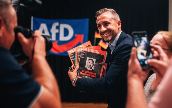 &Eta; &phi;&upsilon;&sigma;&iota;&omicron;&lambda;&omicron;&gamma;&iota;&kappa;ή &kappa;&alpha;&iota; &alpha;&nu;&alpha;&mu;&epsilon;&nu;ό&mu;&epsilon;&nu;&eta; &nu;ί&kappa;&eta; &tau;&omicron;&upsilon; AfD &sigma;&tau;&eta; &Sigma;&alpha;&xi;&omicron;&nu;ί&alpha;