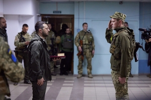 Μάιος 2022. O πρόεδρος της Ουκρανίας Βολοντίμιρ Ζελένσκι (αριστερά), στο Χάρκοβο, με στρατιώτες που πολεμούν τον ρώσο εισβολέα. Η αποδοχή των χειρισμών του προέδρου στο μέτωπο του πολέμου είναι αποδεκτές στο εσωτερικό της χώρας με μεγάλη πλειοψηφία. 