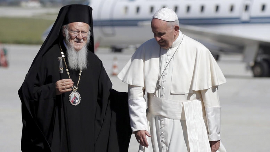 16 Απριλίου 2016. Ο οικουμενικός Πατριάρχης Βαρθολομαίος και ο Πάπας Φραγκίσκος στη Λέσβο. 
