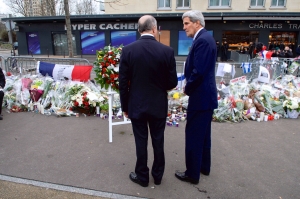 16 Ιανουαρίου 2015, Παρίσι. Η γαλλική σημαία έχει τοποθετηθεί μπροστά στο εβραϊκό σουπερμάρκετ, το οποίο επισκέφθηκε, συνοδευόμενος από τον τότε γάλλο υπουργό Εξωτερικών Λωράν Φαμπιούς, ο πρώην αμερικανός ομόλογός του Τζον Κέρρυ. Μερικές μέρες πριν, στις 9 Ιανουαρίου 2015, ο «παλαβός του Θεού» Αμεντί Κουλιμπαλί, έχοντας σκοτώσει άνδρα της δημοτικής αστυνομίας, δολοφόνησε άλλα τέσσερα άτομα και κράτησε περίπου 20 ομήρους στο συγκεκριμένο κατάστημα, πριν σκοτωθεί και ο ίδιος από πυρά των αστυνομικών. Ο Πιερ-Αντρέ Ταγκιέφ έχει υποστηρίξει ότι τους εβραϊκούς στόχους υποδεικνύει κατά καιρούς ένα ιδεολογικό υπόστρωμα που καλλιεργείται στη Γαλλία, μια νέα εβραιοφοβία. «Όχι, η Γαλλία δεν έγινε ή δεν ξανάγινε αντιεβραϊκή», έχει υποστηρίξει, «αλλά υπάρχει μία αντιεβραϊκή Γαλλία μέσα στη σημερινή Γαλλία». 
