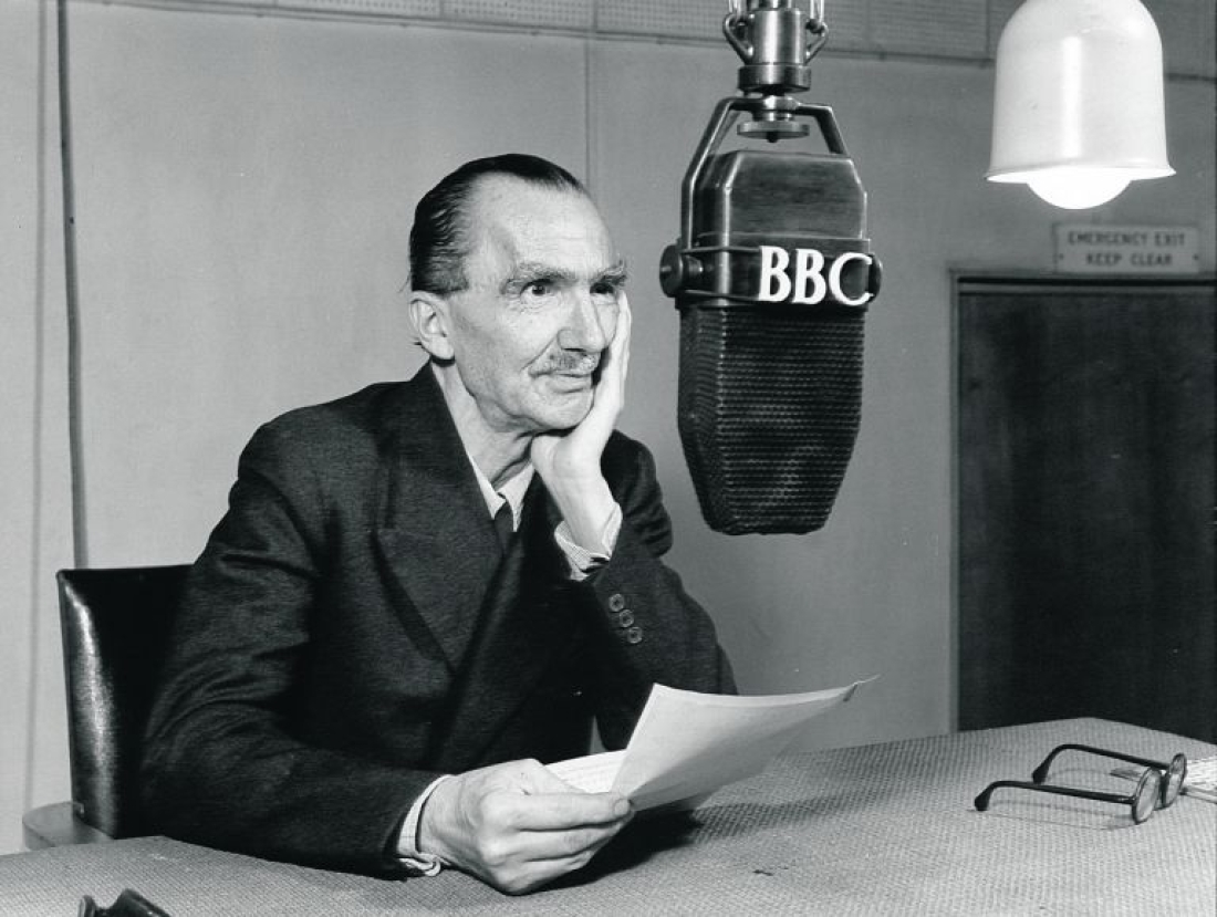 Ο Νίκος Καζαντζάκης στο στούντιο του BBC, στη διάρκεια ραδιοφωνικής συνέντευξης.  