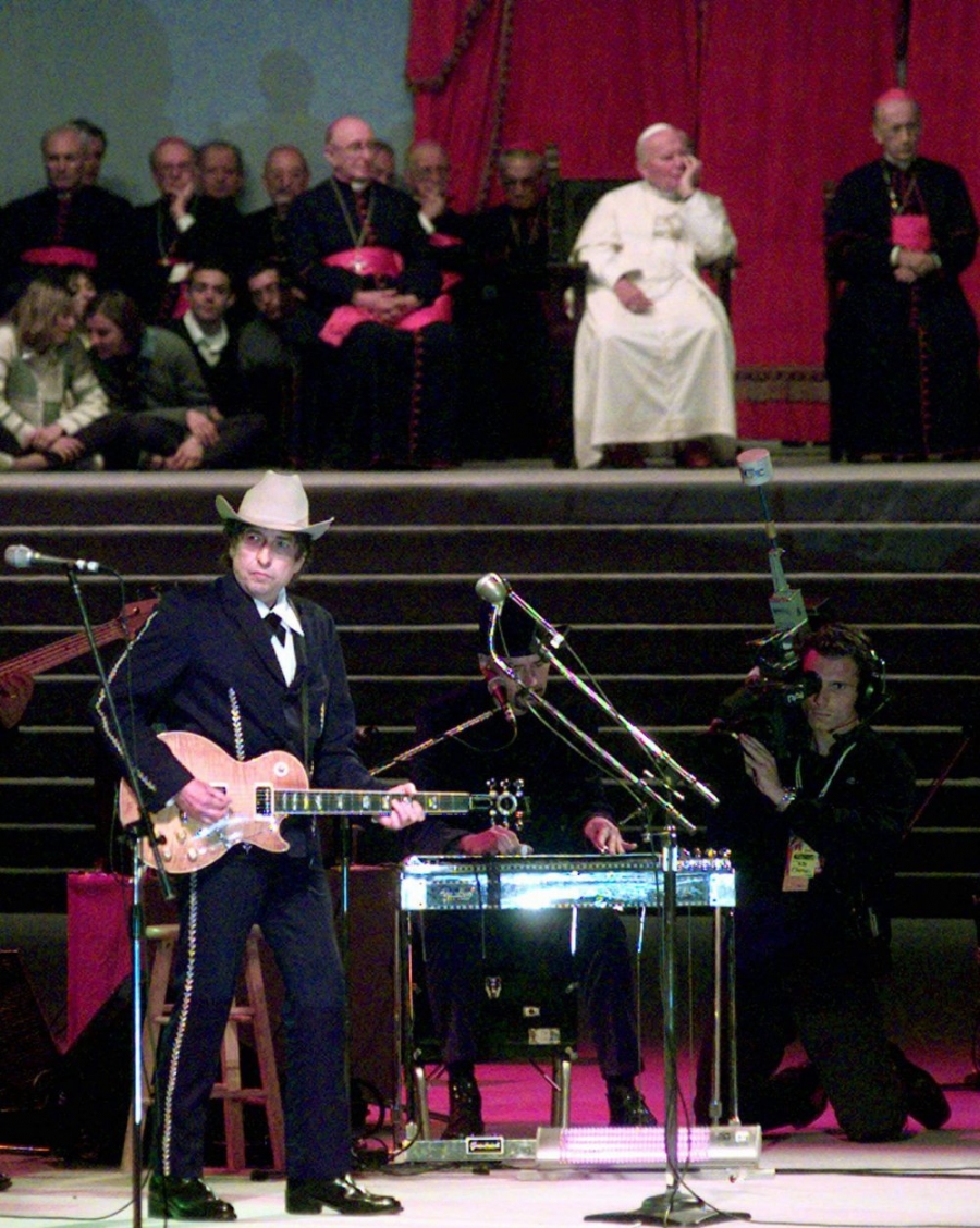 28 Σεπτεμβρίου 1997, Μπολόνια, Ιταλία. Ο Μπομπ Ντύλαν παίζει και τραγουδά για τον πάπα Ιωάννη Παύλο ΙΙ.