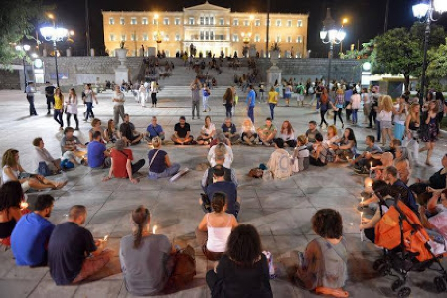 Αθήνα, πλατεία Συντάγματος, 21 Ιουνίου 2015. Δημόσιος διαλογισμός.