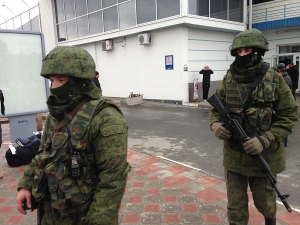 28 Φεβρουαρίου 2014, Kριμαία. Ρώσοι στρατιώτες με στολές χωρίς διακριτικά σε περιπολία στο Διεθνές Αεροδρόμιο Συμφερούπολης. Η επιχείρηση προσάρτησης της Κριμαίας στη Ρωσία ήταν πλέον γεγονός. 