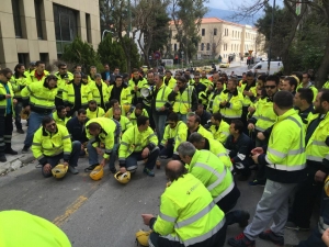 11 Μαρτίου 2015, Αθήνα, έξω από το υπουργείο Περιβάλλοντος, Ενέργειας και Κλιματικής Αλλαγής. Εργαζόμενοι στην υλοτομία στην περιοχή Κάκαβος των Σκουριών Χαλκιδικής διαδηλώνουν με σύνθημα: «Κάτω τα χέρια από τα μεταλλεία». H φωτογραφεία από τη σελίδα Λέμε ΝΑΙ στη Μεταλλεία στη ΒΑ Χαλκιδική, στο Facebook. 