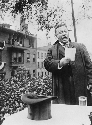 1912. Ο Θεόδωρος Ρούσβελτ σε προεκλογική ομιλία του. Προσέξτε τη σφιγμένη γροθιά του.