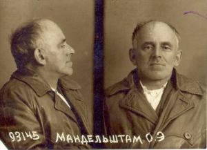 1938. Ο Όσιπ Μαντελστάμ φωτογραφίζεται ανφάς και προφίλ από την NKVD, την αστυνομία του σταλινικού καθεστώτος, αμέσως μετά τη δεύτερη σύλληψή του, που τον οδήγησε σε καταδίκη πέντε χρόνων σε «επανορθωτικά στρατόπεδα», όπου πέθανε λίγο μετά από την πείνα και το κρύο. Η παρακάτω φράση του ανήκει: «Μόνο στη Ρωσία δίνουν μεγάλη σημασία στην ποίηση: σκοτώνουν ανθρώπους γι’ αυτή. Υπάρχει άλλο μέρος όπου η ποίηση να είναι τόσο συνηθισμένο κίνητρο για φόνο;» 