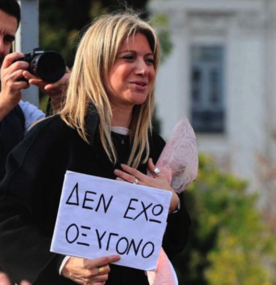 Η Μαρία Καρυστιανού. Αποκαλεί τον δυο φορές εκλεγμένο πρωθυπουργό της χώρας, δίχως λόγο, αρουραίο ενώ απειλεί και μηνύει δικαστές και δικαστικό σύστημα (στην ουσία το υποκαθιστά η ίδια). Μια ελεγχόμενη πολλαπλώς προσωπικότητα που δηλώνει ότι θα ρίξει την κυβέρνηση στο όνομα της οδύνης της. Αυτή θέτει στο απυρόβλητο επιδιώκοντας να επιβάλει λογοκρισία το Πειθαρχικό της ΕΣΗΕΑ. Η Μαρία Καρυστιανού. Αποκαλεί τον δυο φορές εκλεγμένο πρωθυπουργό της χώρας, δίχως λόγο, αρουραίο ενώ απειλεί και μηνύει δικαστές και δικαστικό σύστημα (στην ουσία το υποκαθιστά η ίδια). Μια ελεγχόμενη πολλαπλώς προσωπικότητα που δηλώνει ότι θα ρίξει την κυβέρνηση στο όνομα της οδύνης της. Αυτή θέτει στο απυρόβλητο επιδιώκοντας να επιβάλει λογοκρισία το Πειθαρχικό της ΕΣΗΕΑ.