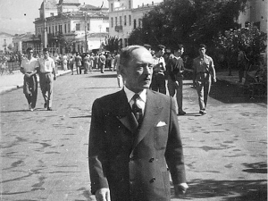 &Delta;&epsilon;&kappa;&alpha;&epsilon;&tau;ί&alpha; &tau;&omicron;&upsilon; 1950. &Omicron; &Gamma;&iota;ά&nu;&nu;&eta;&sigmaf; &Sigma;&kappa;&alpha;&rho;ί&mu;&pi;&alpha;&sigmaf; &sigma;&tau;&eta; &Chi;&alpha;&lambda;&kappa;ί&delta;&alpha;.