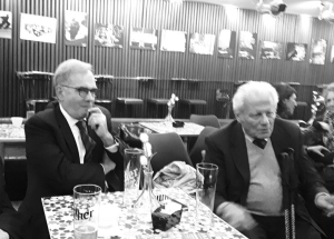 &Omicron; &Kappa;ώ&sigma;&tau;&alpha;&sigmaf; &Zeta;έ&pi;&omicron;&sigmaf; (&delta;&epsilon;&xi;&iota;ά) &mu;&epsilon; &tau;&omicron;&nu; &delta;&eta;&mu;&omicron;&sigma;&iota;&omicron;&gamma;&rho;ά&phi;&omicron; Ά&lambda;&kappa;&eta; &Kappa;&omicron;ύ&rho;&kappa;&omicron;&upsilon;&lambda;&alpha;. 