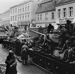 23 Απριλίου 1945. Tα τανκς του Κόκκινου Στρατού έχουν εισβάλει στο Βερολίνο. Ο πόλεμος φτάνει στο τέλος του.