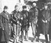 &Omicron; &Kappa;&rho;&iota;&sigmaf; &Gamma;&omicron;ύ&nu;&tau;&chi;&alpha;&omicron;&upsilon;&zeta; (&delta;&epsilon;ύ&tau;&epsilon;&rho;&omicron;&sigmaf; &alpha;&pi;ό &delta;&epsilon;&xi;&iota;ά) &sigma;&tau;&omicron; &alpha;&rho;&chi;&eta;&gamma;&epsilon;ί&omicron; &tau;&omicron;&upsilon; &Epsilon;&Lambda;&Alpha;&Sigma;, &sigma;&tau;&iota;&sigmaf; &alpha;&rho;&chi;έ&sigmaf; &tau;&omicron;&upsilon; 1944. &Delta;&iota;&alpha;&kappa;&rho;ί&nu;&omicron;&nu;&tau;&alpha;&iota; &alpha;&kappa;ό&mu;&alpha; (&alpha;&pi;ό &alpha;&rho;&iota;&sigma;&tau;&epsilon;&rho;ά): &Kappa;ώ&sigma;&tau;&alpha;&sigmaf; &Delta;&epsilon;&sigma;&pi;&omicron;&tau;ό&pi;&omicron;&upsilon;&lambda;&omicron;&sigmaf;, &tau;&alpha;&gamma;&rho;&alpha;&tau;ά&rho;&chi;&eta;&sigmaf; &Tau;&zeta;έ&rho;&alpha;&lambda;&nu;&tau; &Gamma;&omicron;&upsilon;ά&iota;&nu;&sigmaf;, Ά&rho;&eta;&sigmaf; &Beta;&epsilon;&lambda;&omicron;&upsilon;&chi;&iota;ώ&tau;&eta;&sigmaf; &kappa;&alpha;&iota;, &sigma;&tau;&eta;&nu; ά&kappa;&rho;&eta; &delta;&epsilon;&xi;&iota;ά, &omicron; &sigma;&tau;&rho;&alpha;&tau;&eta;&gamma;ό&sigmaf; &Sigma;&tau;έ&phi;&alpha;&nu;&omicron;&sigmaf; &Sigma;&alpha;&rho;ά&phi;&eta;&sigmaf;.  