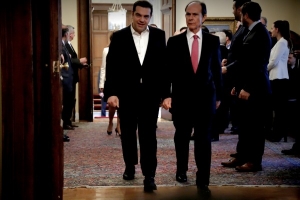 O πρωθυπουργός Αλέξης Τσίπρας (αριστερά, χωρίς γραβάτα) προσέρχεται στη σύνοδο των πολιτικών αρχηγών.