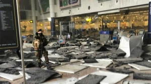 22 Mαρτίου 2016. Πρώτες εικόνες από την αίθουσα στην οποία έγινε η έκρηξη, στο αεροδρόμιο των Βρυξελλών. 