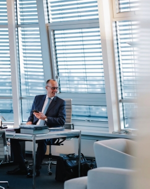 O &Phi;&rho;ί&nu;&tau;&rho;&iota;&chi; &Mu;&epsilon;&rho;&tau;&sigmaf;, &phi;&omega;&tau;&omicron;&gamma;&rho;&alpha;&phi;&eta;&mu;έ&nu;&omicron;&sigmaf; &gamma;&iota;&alpha; &tau;&eta;&nu; &pi;&rho;&omicron;&epsilon;&kappa;&lambda;&omicron;&gamma;&iota;&kappa;ή &pi;&rho;&omicron;&beta;&omicron;&lambda;ή &tau;&omicron;&upsilon; &sigma;&tau;&omicron;&nu; &Tau;ύ&pi;&omicron;. &Mu;&epsilon;&tau;&epsilon;&kappa;&lambda;&omicron;&gamma;&iota;&kappa;ά, &pi;&alpha;&rho;ά &tau;&eta; &nu;ί&kappa;&eta; &tau;&omicron;&upsilon;, &tau;&alpha; &pi;&rho;ώ&tau;&alpha; &delta;&epsilon;ί&gamma;&mu;&alpha;&tau;&alpha; &gamma;&rho;&alpha;&phi;ή&sigmaf; &pi;&omicron;&upsilon; έ&delta;&omega;&sigma;&epsilon; &epsilon;ί&nu;&alpha;&iota; &alpha;&psi;&upsilon;&chi;&omicron;&lambda;ό&gamma;&eta;&tau;&alpha; &kappa;&alpha;&iota; &delta;&epsilon;&nu; &alpha;&pi;&omicron;&kappa;&alpha;&lambda;ύ&pi;&tau;&omicron;&upsilon;&nu; &kappa;ά&pi;&omicron;&iota;&alpha; &eta;&gamma;&epsilon;&tau;&iota;&kappa;ή &iota;&delta;&iota;&omicron;&phi;&upsilon;ΐ&alpha;.