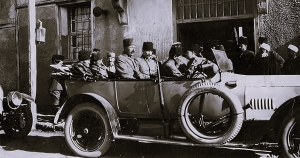 10 Σεπτεμβρίου 1922, Σμύρνη. Ο Μουσταφά Κεμάλ μπήκε στην πόλη γύρω στις 5 το απόγευμα, στο πίσω κάθισμα μιας Mercedes-Knight, μοντέλου του 1911 και του απόλυτου συμβόλου εξουσίας. Το τουρκικό ιππικό περίμενε τον Κεμάλ παρατεταγμένο στην τουρκική συνοικία. «Με μια αστραπιαία κίνηση», αφηγείται μια αυτόπτης μάρτυρας, «δύο μακριές σειρές ιππέων τράβηξαν τα σπαθιά τους από τις θήκες [...] και ο ήλιος άστραφτε πάνω από το ατσάλι [...] Πάνω στο λείο μαρμάρινο πεζοδρόμιο προχωρούσαν τα κινούμενα τείχη από άνδρες και ατσάλι, άλογα που γλιστρούσαν και σηκώνονταν, ενώ το καμπυλωτό ατσάλι έλαμπε σαν αστραπή στη σκοτεινή ατμόσφαιρα των αψίδων» (Μίλτον Τζάιλς, Χαμένος παράδεισος).  