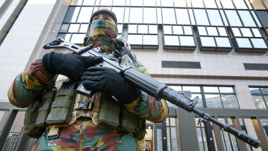 Βρυξέλλες, 24 Νοεμβρίου 2014. Ένοπλος στρατιώτης μπροστά από το κτίριο της Ευρωπαϊκής Επιτροπής.