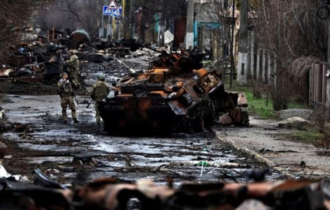 Μπούχα, Ουκρανία. Καμένα άρματα μάχης μέσα στην πόλη. Κατά τον Jeremy Browen, απεσταλμένο του BBC, η εικόνα της καταστροφής συμπληρώνεται με τα διάσπαρτα πτώματα.
