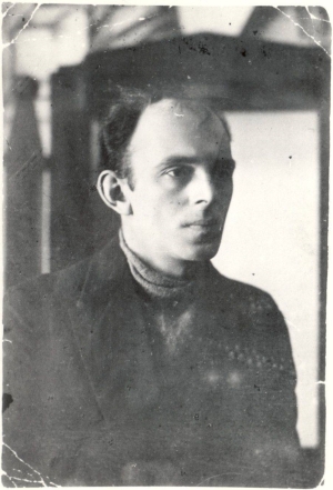 Ο Οσίπ Μάντελσταμ το 1923, από το περιοδικό Ογκονιόκ. Ένα ποίημά του, μεταφρασμένο από τον Δημήτρη Τριανταφυλλίδη, λέει και τα εξής: «Μάρτυρας ας είναι τούτος ο αγέρας – / η μεγάθυμή του καρδιά – / φαρμάκι του Βερντέν αδηφάγος και θερμουργός – /  ουσία, χωρίς ψυχή ωκεανός… // Αμπέλια που αργοσαλεύουν / τούτοι οι κόσμοι μάς απειλούν, / και κρέμονται σαν πόλεις κουρσεμένες, / σαν λάθη χρυσά, σαν προδοσίες, / καρποί κολασμένης παγωνιάς, / εξαρθρωμένων αστερισμών καταλύματα – / των αστερισμών λίπη χρυσαφένια…». 
