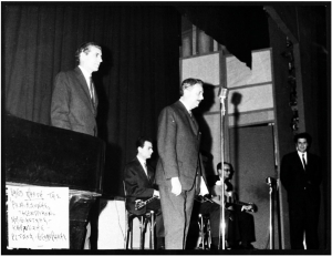1963, Αθήνα. Ο Γρηγόρης Μπιθικώτσης (αριστερά), ο ποιητής Γιάννης Ρίτσος, ο σολίστας του μπουζουκιού Λάκης Καρνέζης και, δεξιά, ο Μίκης Θεοδωράκης, στην πρώτη παρουσίαση της Ρωμιοσύνης, στο θέατρο Κεντρικόν. 