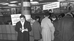 1960, Μόναχο, Δυτική Γερμανία. Μετανάστες στο σταθμό των τρένων, στα εκδοτήρια των εισιτηρίων του οποίου είναι αναρτημένες πληροφορίες στα ελληνικά και στα ιταλικά.   