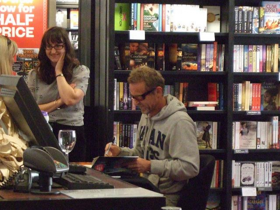 O T&zeta;&omicron; &Nu;έ&sigma;&mu;&pi;&omicron; &upsilon;&pi;&omicron;&gamma;&rho;ά&phi;&epsilon;&iota; &beta;&iota;&beta;&lambda;ί&alpha; &tau;&omicron;&upsilon;. 