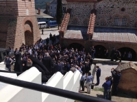 28/5/2016, &Kappa;&alpha;&rho;&upsilon;έ&sigmaf;, Ά&gamma;&iota;&omicron;&nu; Ό&rho;&omicron;&sigmaf;. &Sigma;&upsilon;&nu;&omega;&sigma;&tau;&iota;&sigma;&mu;ό&sigmaf; &alpha;&pi;ό &iota;&epsilon;&rho;&omega;&mu;έ&nu;&omicron;&upsilon;&sigmaf;, &mu;&omicron;&nu;&alpha;&chi;&omicron;ύ&sigmaf;, &pi;&omicron;&lambda;&iota;&tau;&iota;&kappa;ά &pi;&rho;ό&sigma;&omega;&pi;&alpha;, &delta;&eta;&mu;&omicron;&sigma;&iota;&omicron;&gamma;&rho;ά&phi;&omicron;&upsilon;&sigmaf;, &mu;&upsilon;&sigma;&tau;&iota;&kappa;&omicron;ύ&sigmaf; &alpha;&sigma;&tau;&upsilon;&nu;&omicron;&mu;&iota;&kappa;&omicron;ύ&sigmaf; &kappa;&alpha;&iota; &pi;&rho;ά&kappa;&tau;&omicron;&rho;&epsilon;&sigmaf; &gamma;ύ&rho;&omega; &alpha;&pi;ό &tau;&omicron;&nu; &rho;ώ&sigma;&omicron; &pi;&rho;ό&epsilon;&delta;&rho;&omicron; &Pi;&omicron;ύ&tau;&iota;&nu; (&kappa;&alpha;&iota; &tau;&omicron;&nu; &pi;&rho;ό&epsilon;&delta;&rho;&omicron; &tau;&eta;&sigmaf; &Epsilon;&lambda;&lambda;&eta;&nu;&iota;&kappa;ή&sigmaf; &Delta;&eta;&mu;&omicron;&kappa;&rho;&alpha;&tau;ί&alpha;&sigmaf;, &Pi;&rho;&omicron;&kappa;ό&pi;&eta; &Pi;&alpha;&upsilon;&lambda;ό&pi;&omicron;&upsilon;&lambda;&omicron;), &lambda;ί&gamma;&omicron; &mu;&epsilon;&tau;ά &tau;&eta; &lambda;ή&xi;&eta; &tau;&eta;&sigmaf; &delta;&omicron;&xi;&omicron;&lambda;&omicron;&gamma;ί&alpha;&sigmaf; &sigma;&tau;&omicron; &Pi;&rho;&omega;&tau;ά&tau;&omicron;.