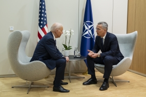 24 Μαρτίου 2022, Βρυξέλλες. Ο αμερικανός πρόεδρος Τζο Μπάιντεν συναντά τον γενικό γραμματέα του ΝΑΤΟ, Γενς Στόλτενμπεργκ, στο πλαίσιο της προσπάθειας συνολικής απάντησης εκ μέρους της Δύσης στην επίθεση της Ρωσίας του Πούτιν κατά της Ουκρανίας. Η προσπάθεια αποκοπής διά των κυρώσεων της Ρωσίας από την παγκόσμια αγορά είναι ένα πρώτο πλήγμα κατά της παγκοσμιοποίησης.