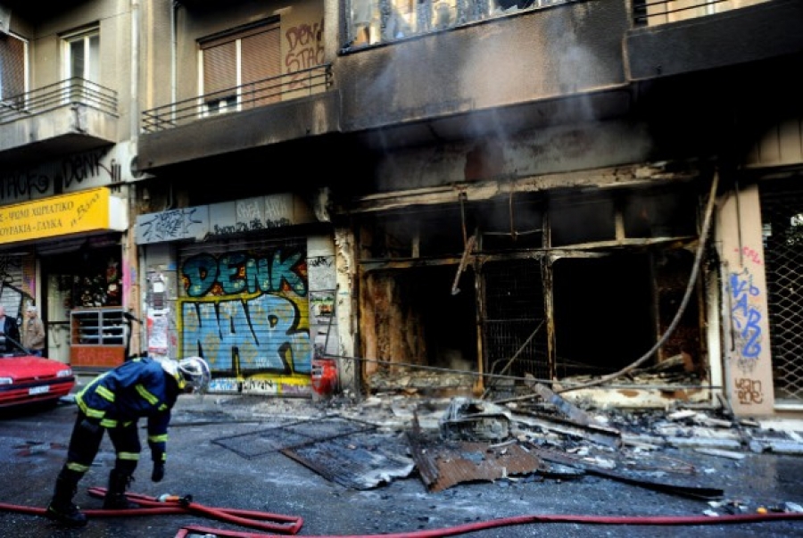 Αθήνα, Εξάρχεια, 6 Δεκεμβρίου 2015. Μια συνηθισμένη εκδήλωση ανομίας, όπου δράστες εμπρησμών δρουν ανενόχλητοι χωρίς το κράτος, δηλαδή η αστυνομία, να επεμβαίνει. Καμένο κατάστημα στην οδό Θεμιστοκλέους, που πυρπολήθηκε μέρα μεσημέρι από κουκουλοφόρους με βόμβες μολότοφ. Τέτοιου τύπου παράνομες πράξεις δεν έχουν θέση σε μια κανονική χώρα.