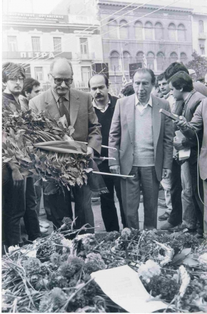 O Λεωνίδας Κύρκος (αριστερά) και ο Μπάμπης Δρακόπουλος, οι δύο αναμφισβήτητοι ηγέτες του ΚΚΕ εσωτερικού τα πρώτα χρόνια της μεταπολίτευσης, καταθέτουν στεφάνι στο Πολυτεχνείο, στην επέτειο του 1980 ή του 1981. Πίσω από τους δύο ηγέτες, ο Νίκος Βούτσης, γραμματέας τότε της ΕΚΟΝ Ρήγας Φεραίος. 