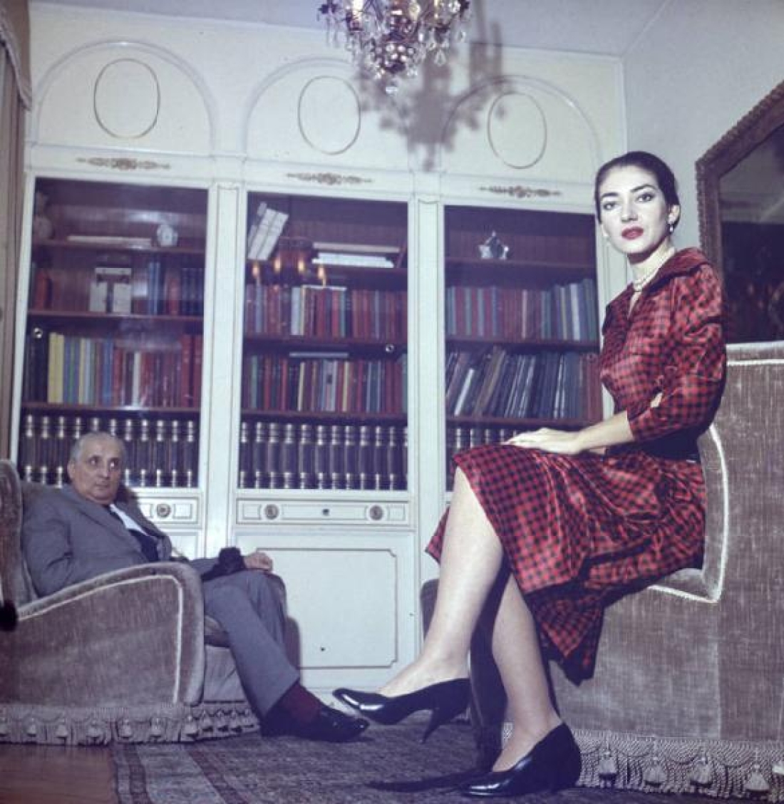 Η Μαρία Κάλλας με τον σύζυγό της Τζοβάννι Μπατίστα Μενεγκίνι, τον Τίτα, στο σπίτι τους στο Μιλάνο το 1957 